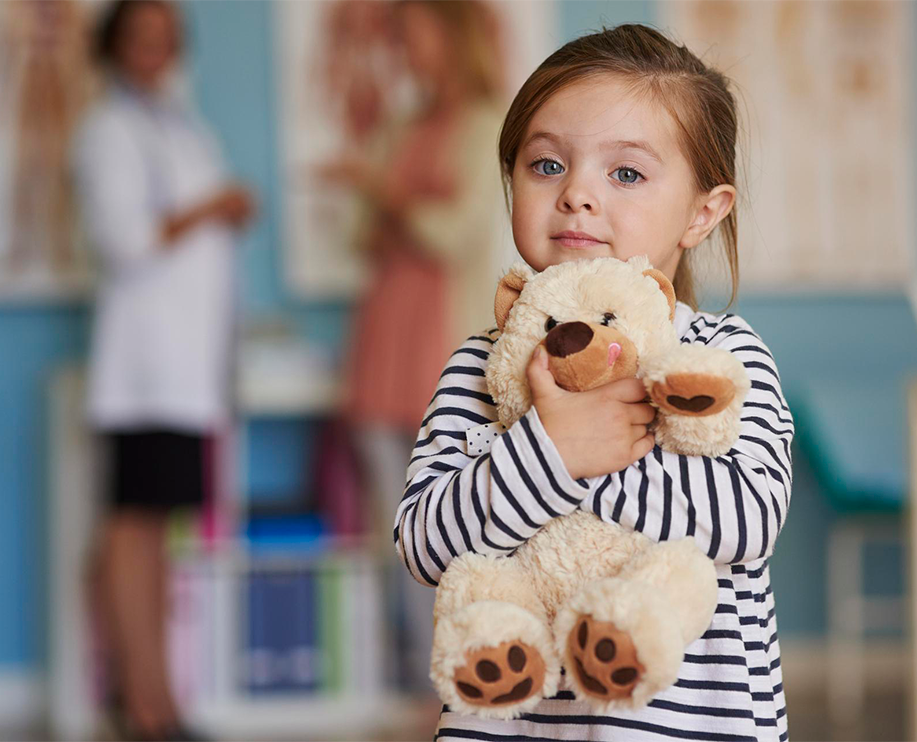 Дети меняются игрушками. Маленькая девочка с мишкой. Children at Doctor. Фото ребенка показывает продукт.