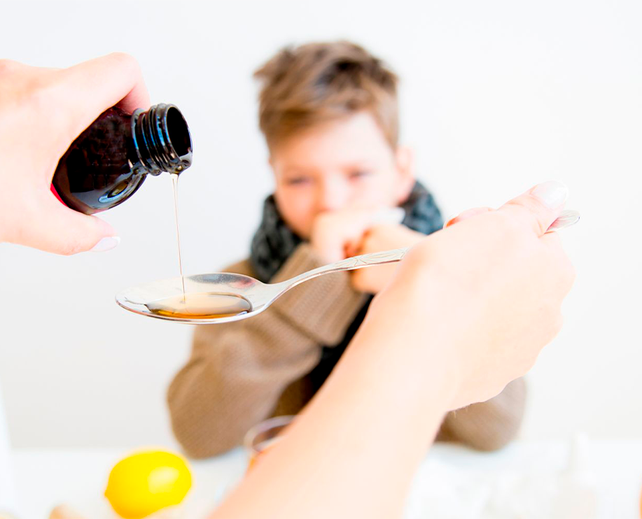 Лекарство для детей. Ребенок пьет сироп. Ребенок пьет лекарство. Ребенок пьет с ложечки.